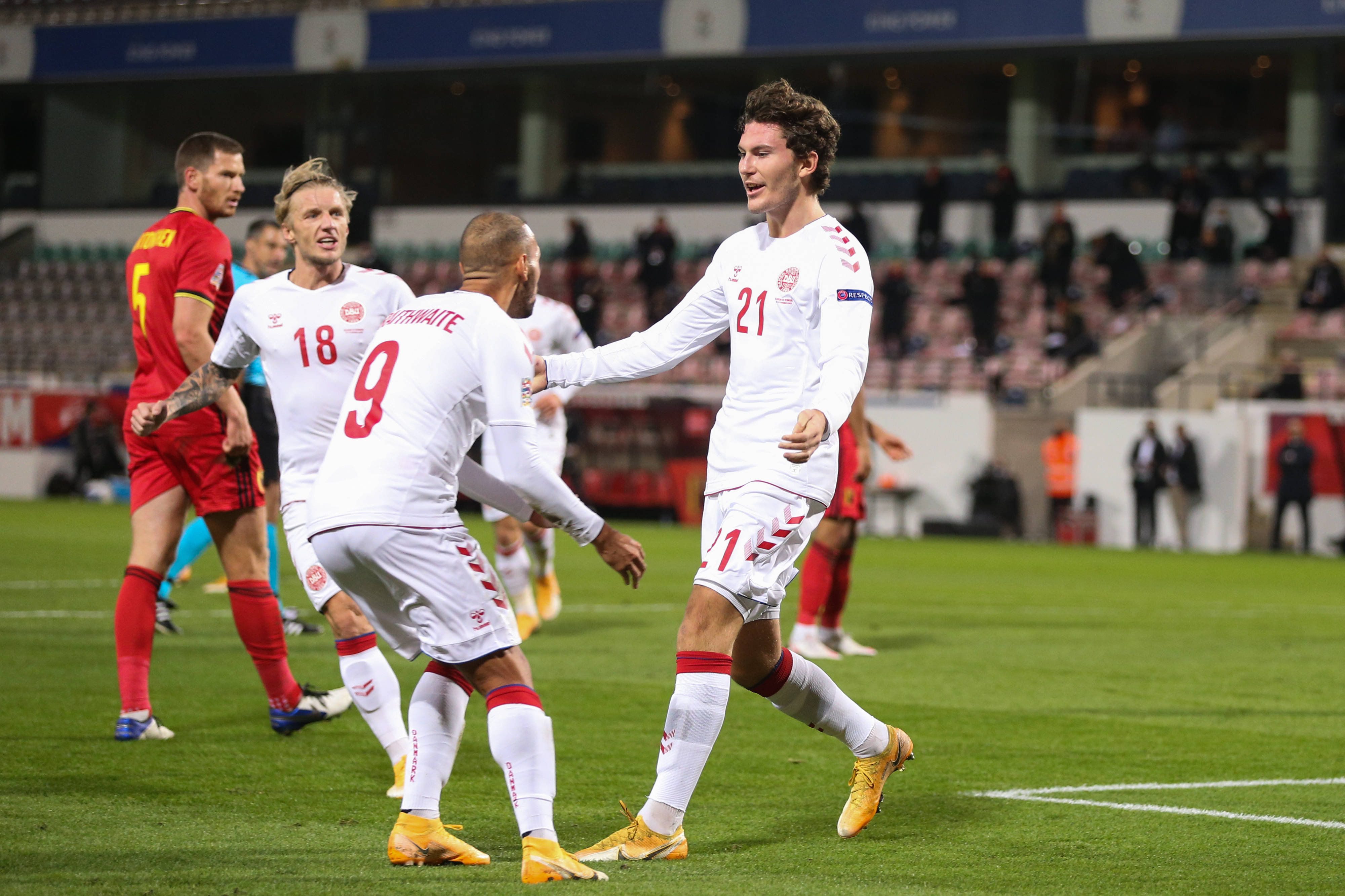 足球比赛掀起热潮，各队实力悬殊激烈对抗