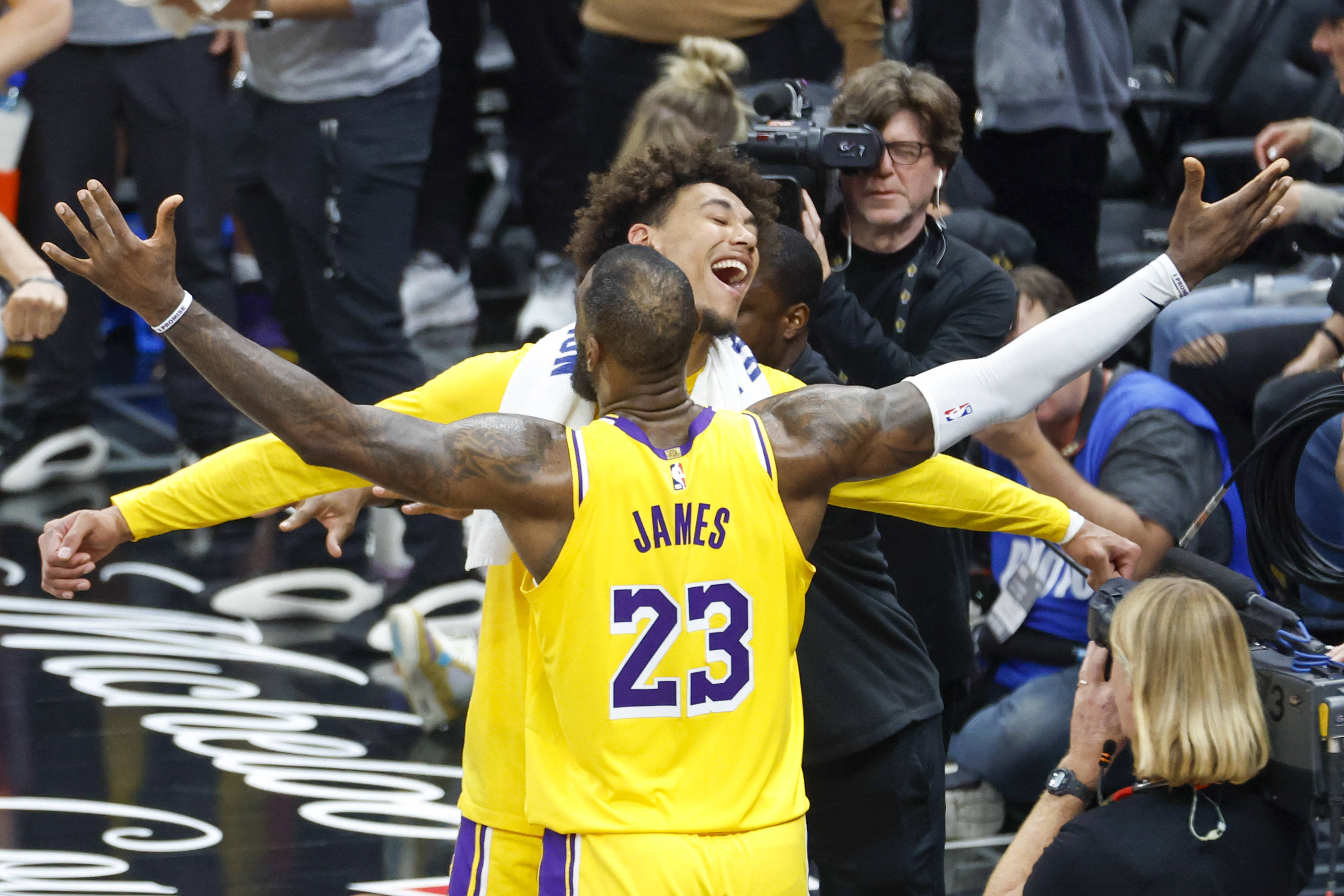 爱游戏娱乐-美国NBA赛场上掀起激烈较量，球员实力强劲的简单介绍