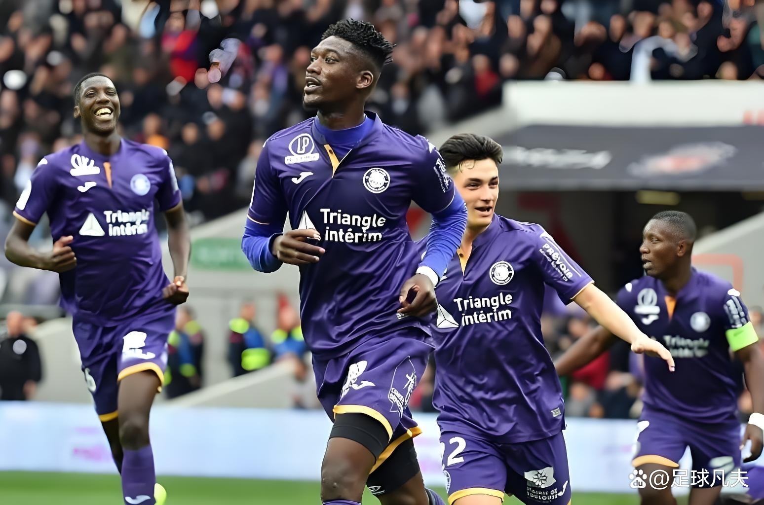 圣埃蒂安俱乐部主场告捷,赢得比赛 圣埃蒂安俱乐部主场告捷,赢得比赛