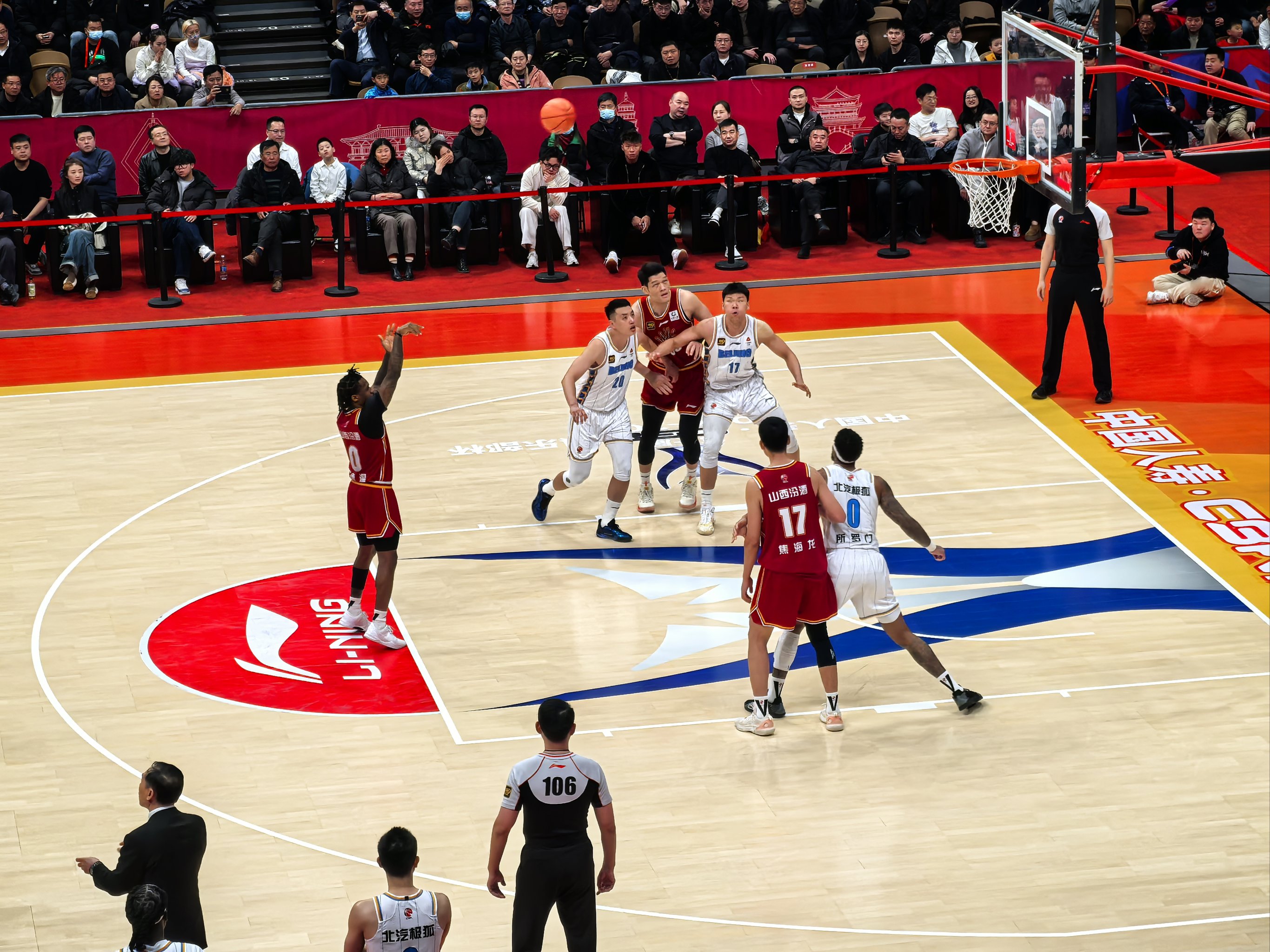 包含激烈竞技擂台上，球员们在舞台上燃情奋战的词条