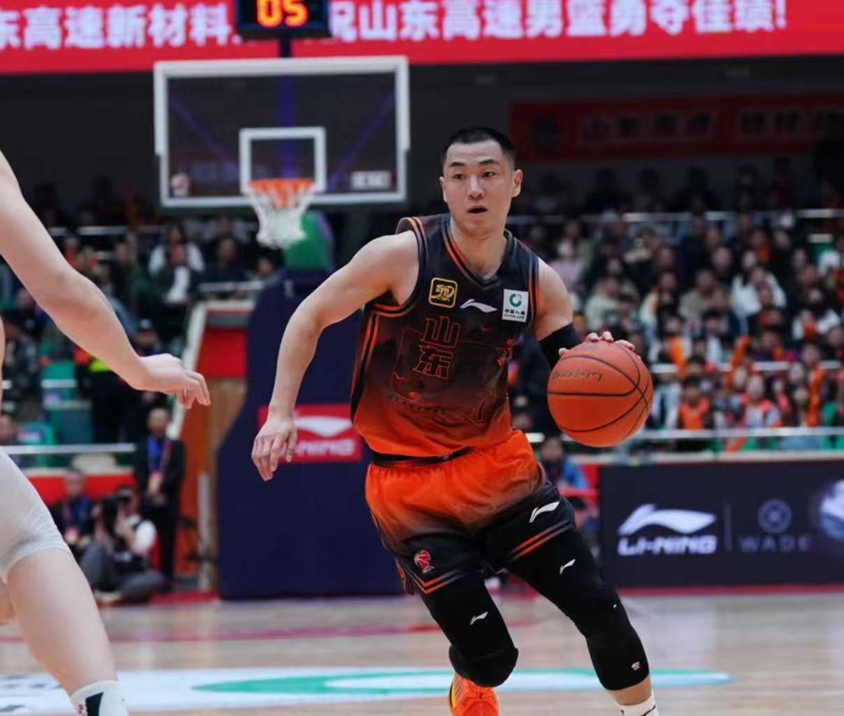 包含炙手可热：广厦迎战山东，双方实力均衡的词条