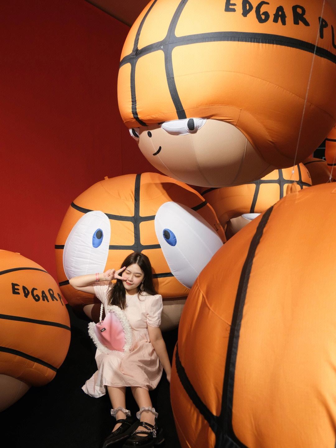 爱游戏在线-关于篮球艺术展览展示运动文化，吸引众多篮球迷参观的信息