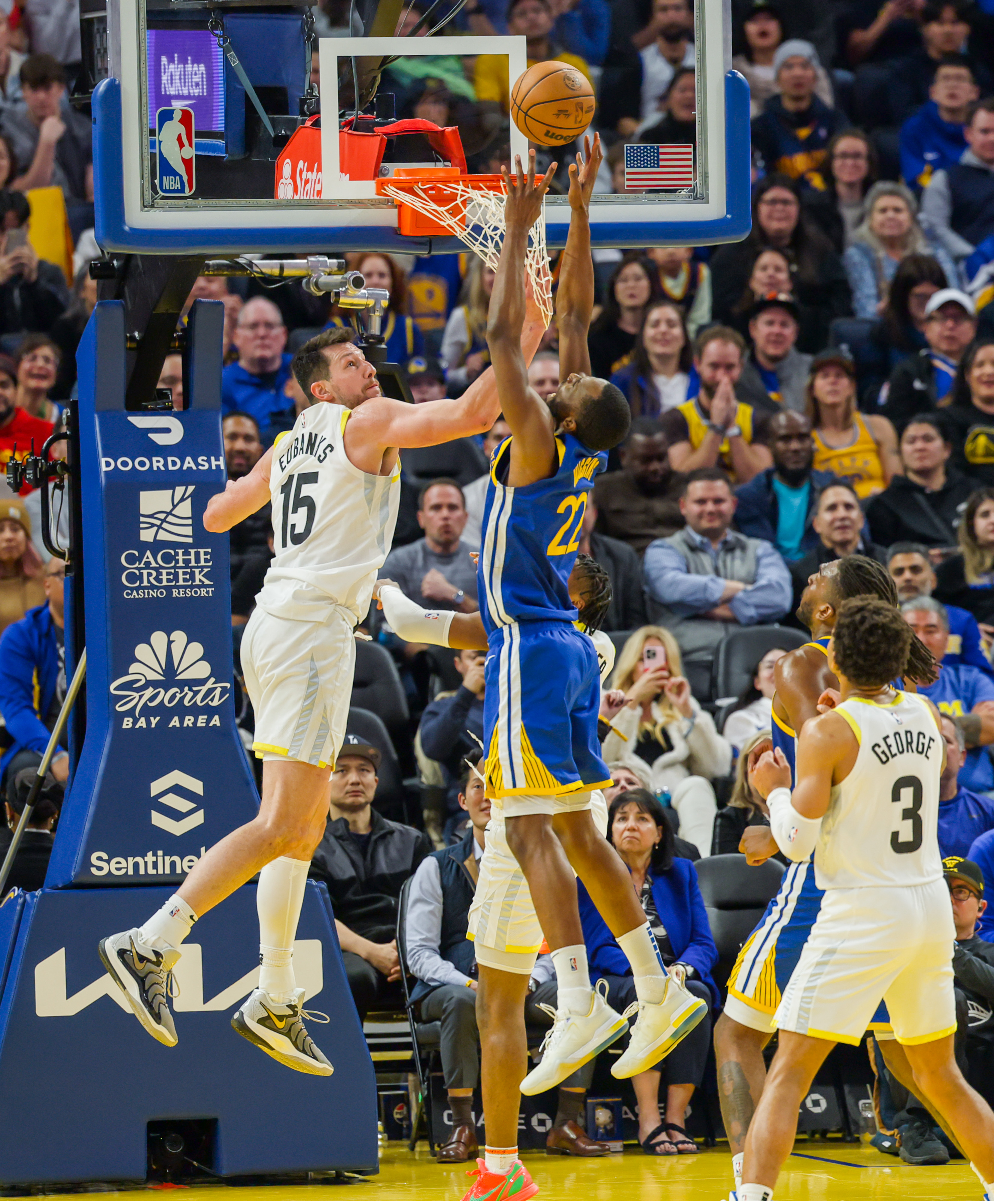 爵士队轻松战胜对手,晋级季后赛 爵士队轻松战胜对手,晋级季后赛