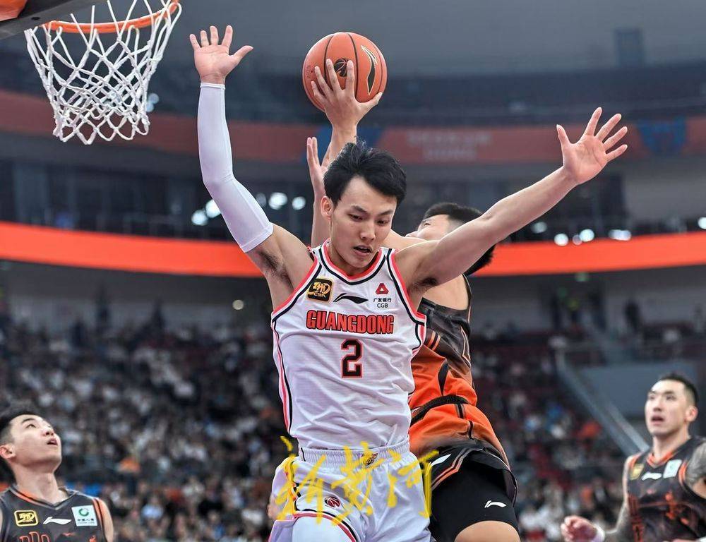 爱游戏官方-球队实力强大，夺得成功交锋胜利