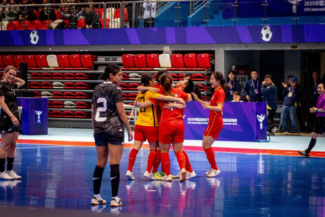 包含劲爆对决！女子足球比赛吸引粉丝狂热支持的词条