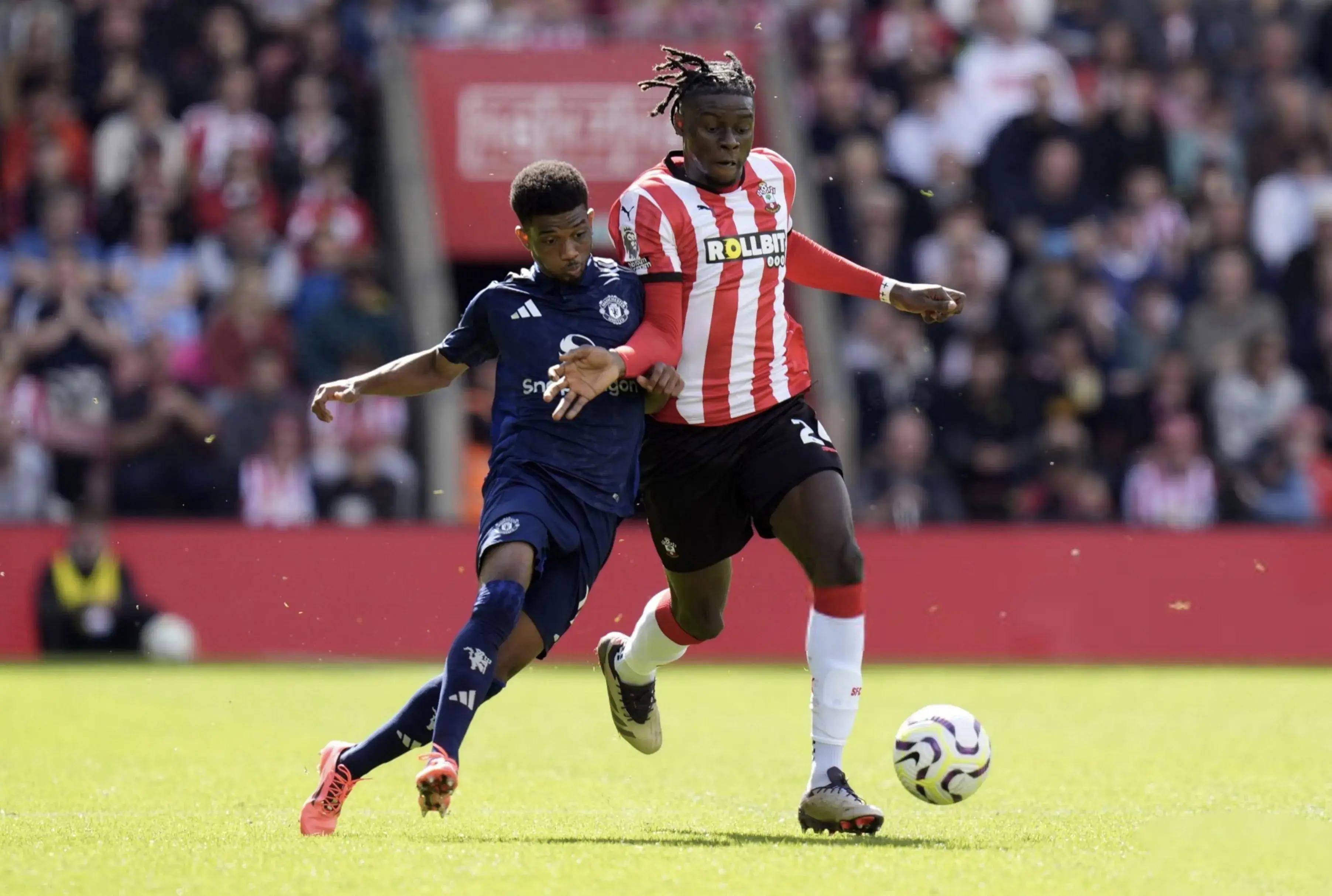 爱游戏官方-曼联遭逢两连败，英超联赛前景一片黑暗