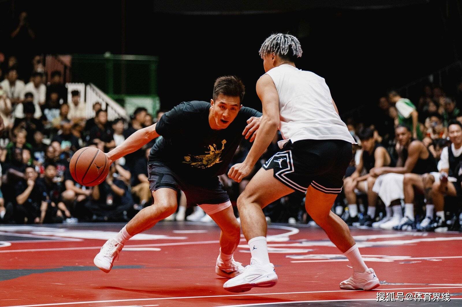 新晋球星赢得球迷喝彩,燃爆赛场! 新晋球星赢得球迷喝彩,燃爆赛场!