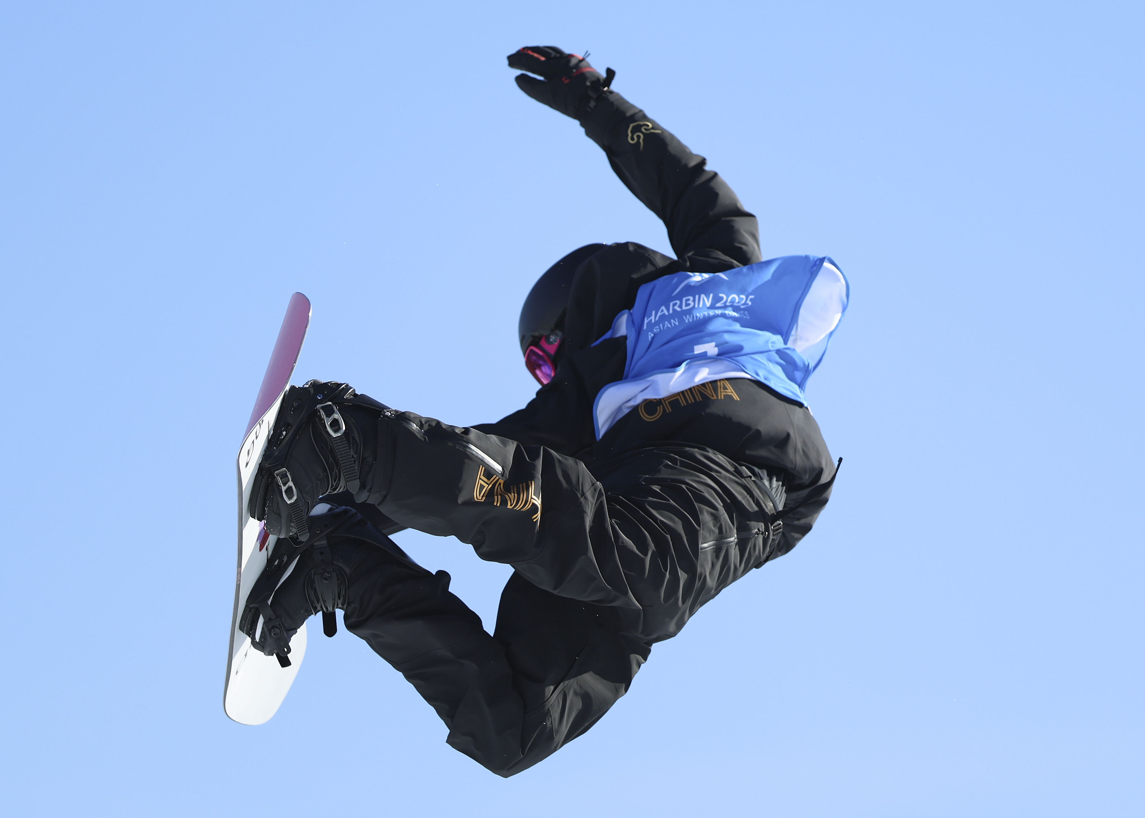 爱游戏官方入口-单板滑雪选手飘逸飞跃，轻盈冲刺冠军的简单介绍