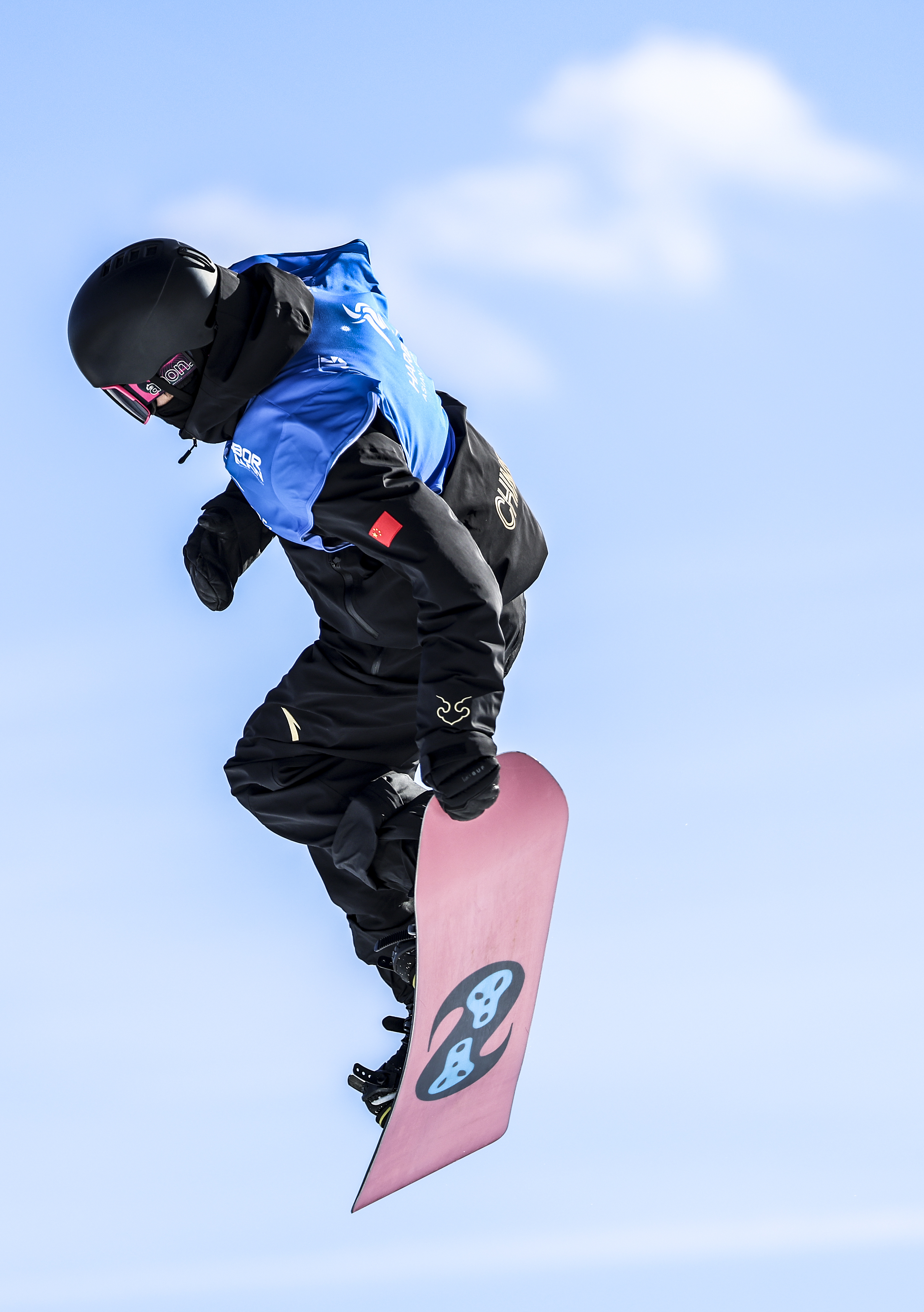 单板滑雪选手飘逸飞跃,轻盈冲刺冠军的简单介绍 单板滑雪选手飘逸飞跃,轻盈冲刺冠军的简单介绍