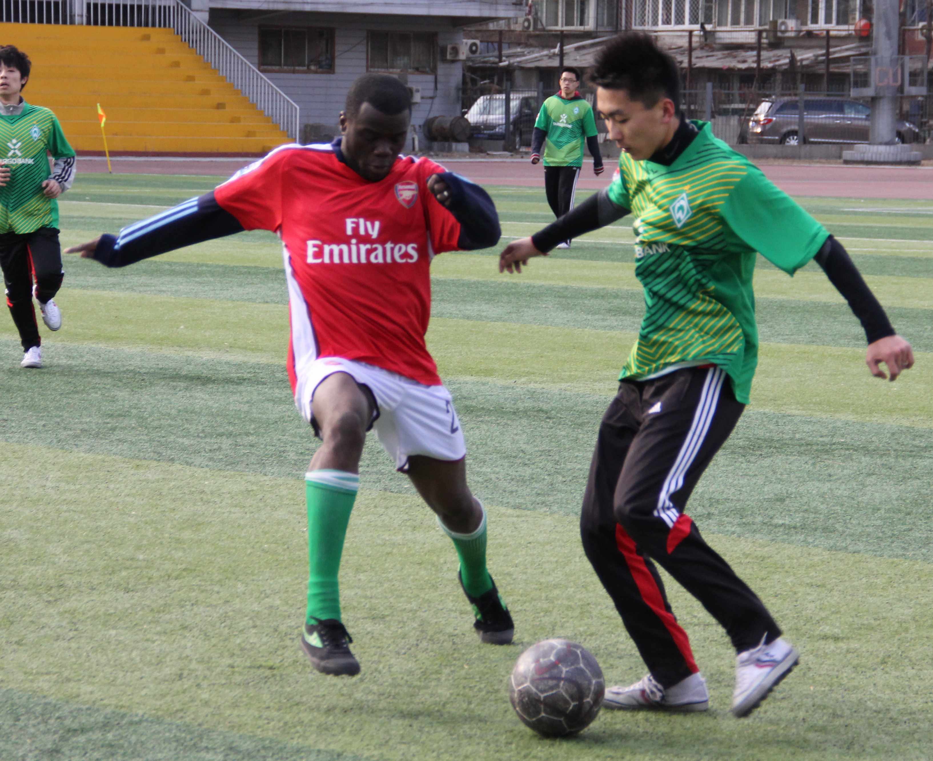 包含奋勇争先，各国选手在激烈角逐中争得头筹的词条