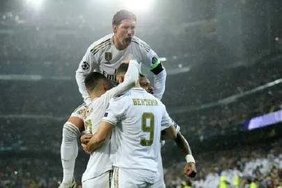 大马德里队取得胜利，球迷欢呼雀跃