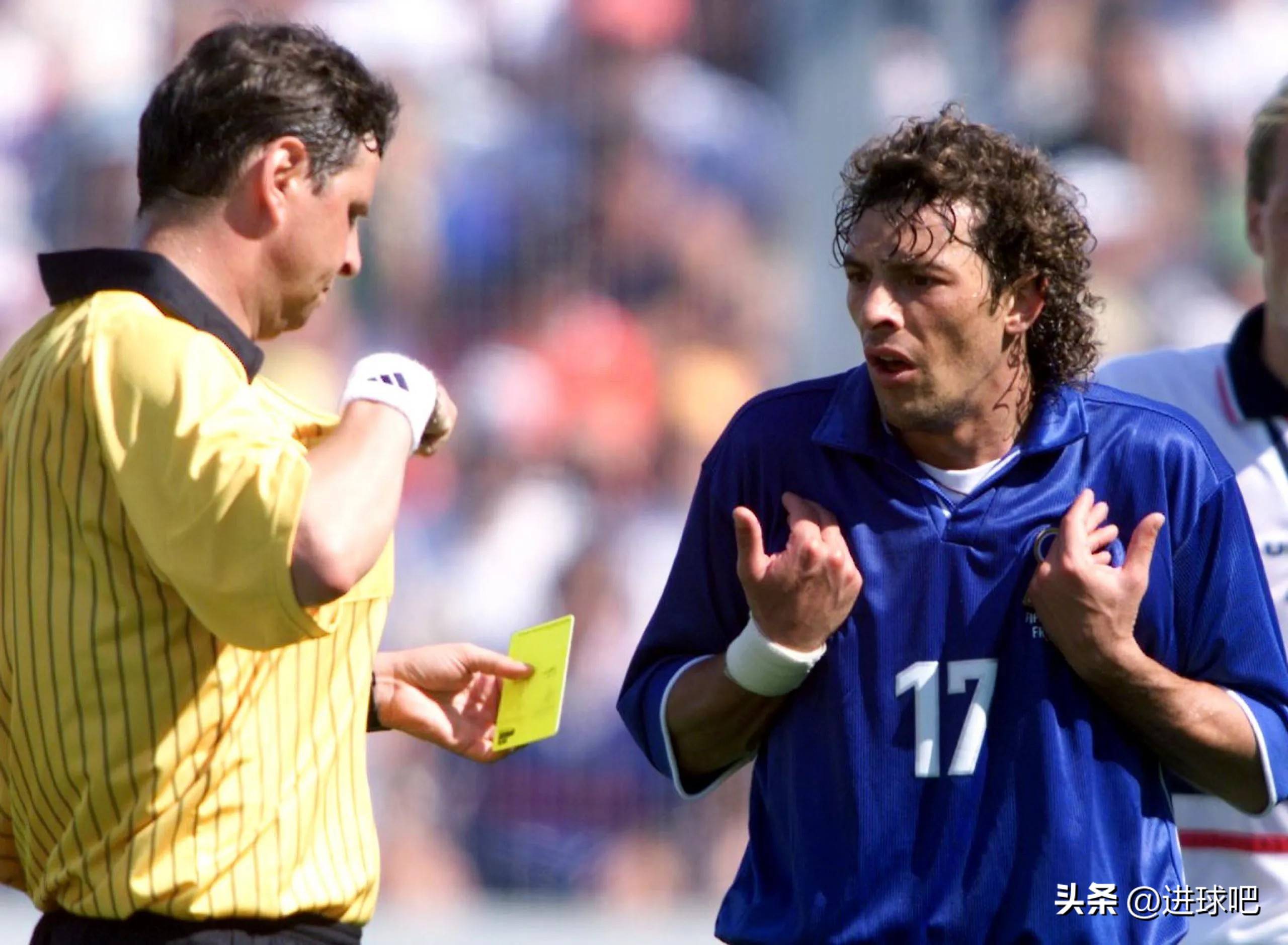 包含世界杯女足赛场争夺激烈，意大利队晋级半决赛的词条