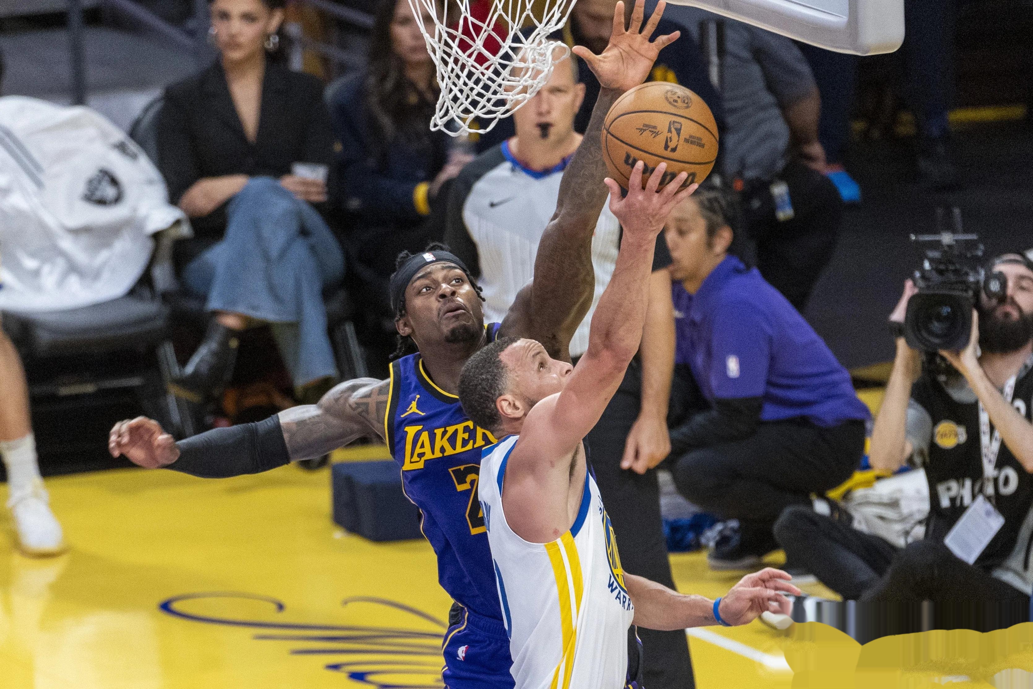 关于湖人队遭遇突袭：谁来挽救败局？的信息