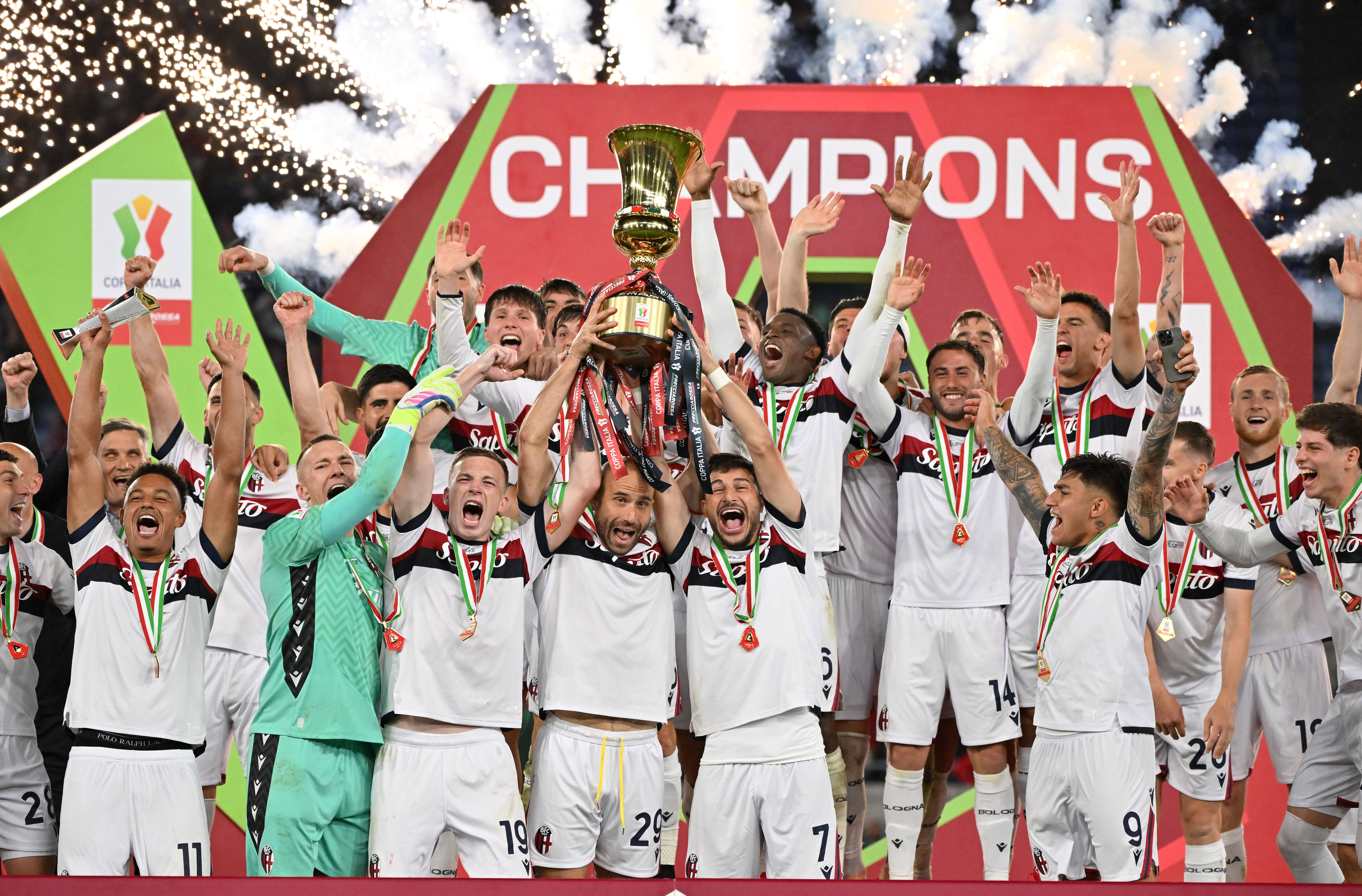 爱游戏娱乐-夺冠争夺赛正酣，多支球队势均力敌的简单介绍