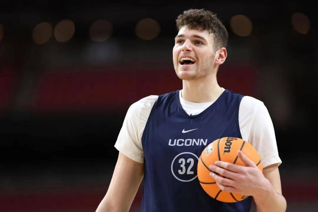 爱游戏在线-老鹰小将崭露头角,球队风格焕然一新的简单介绍