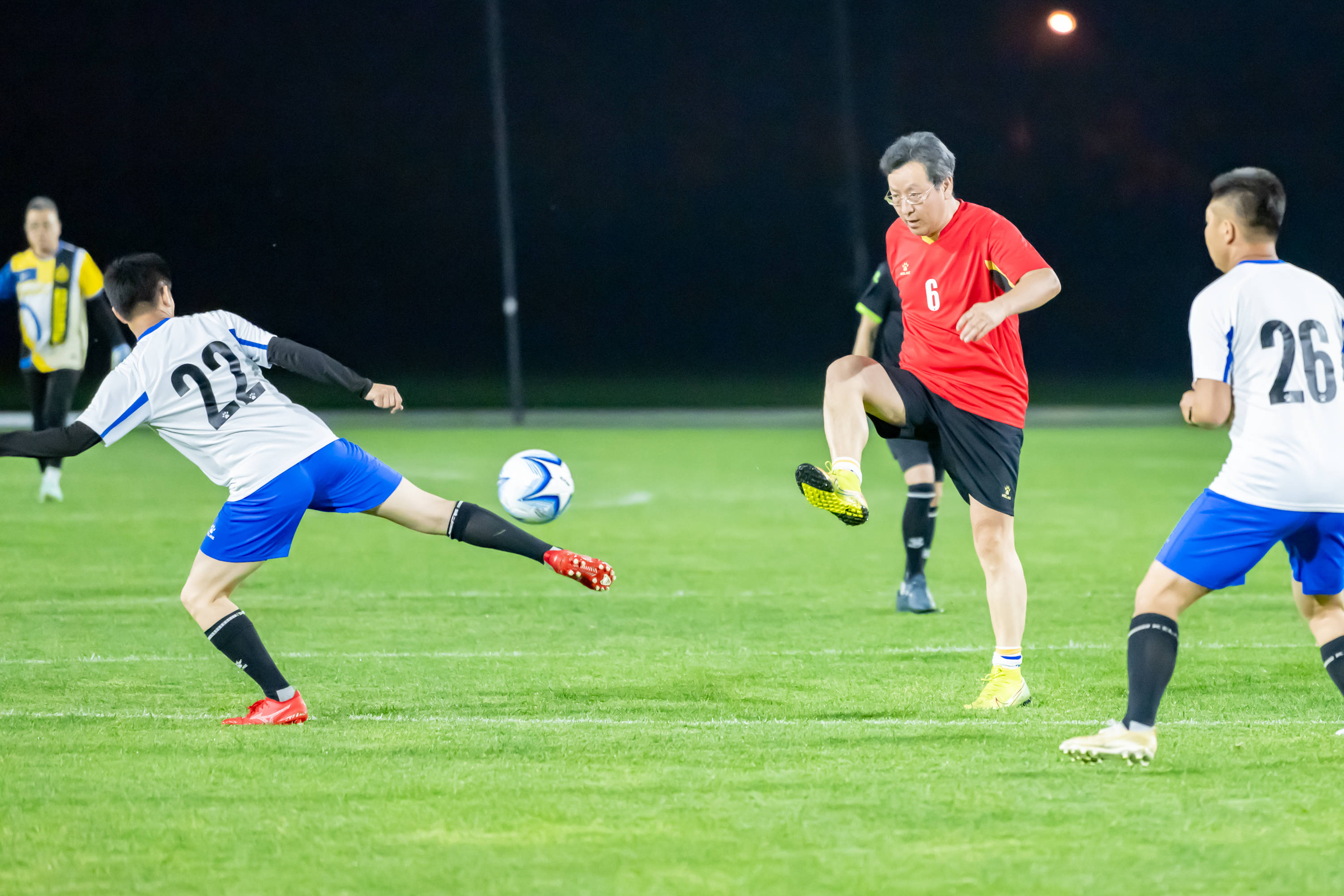 足球赛场上的绝佳表现，球员们展现实力