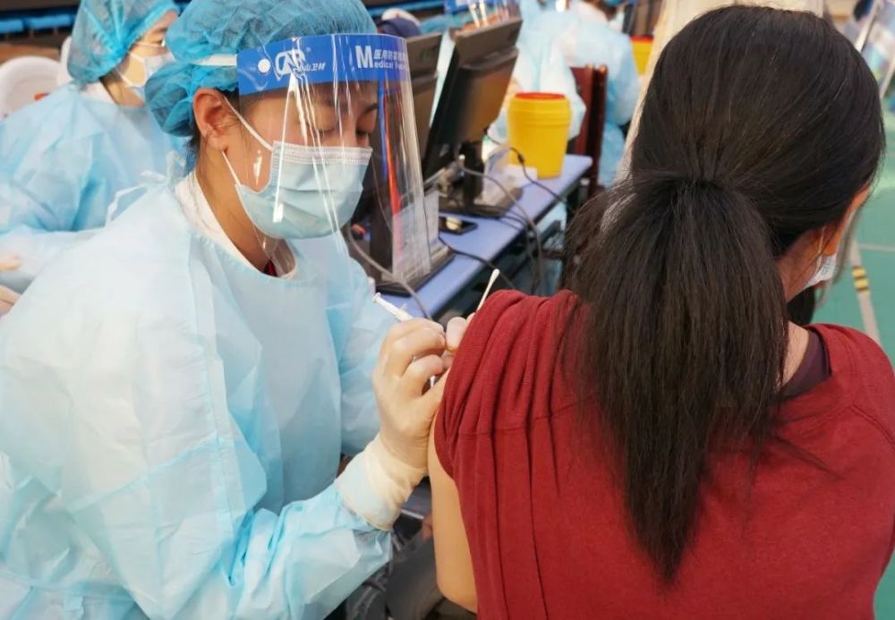 爱游戏入口-青岛黄海奋力拼搏，取得胜利