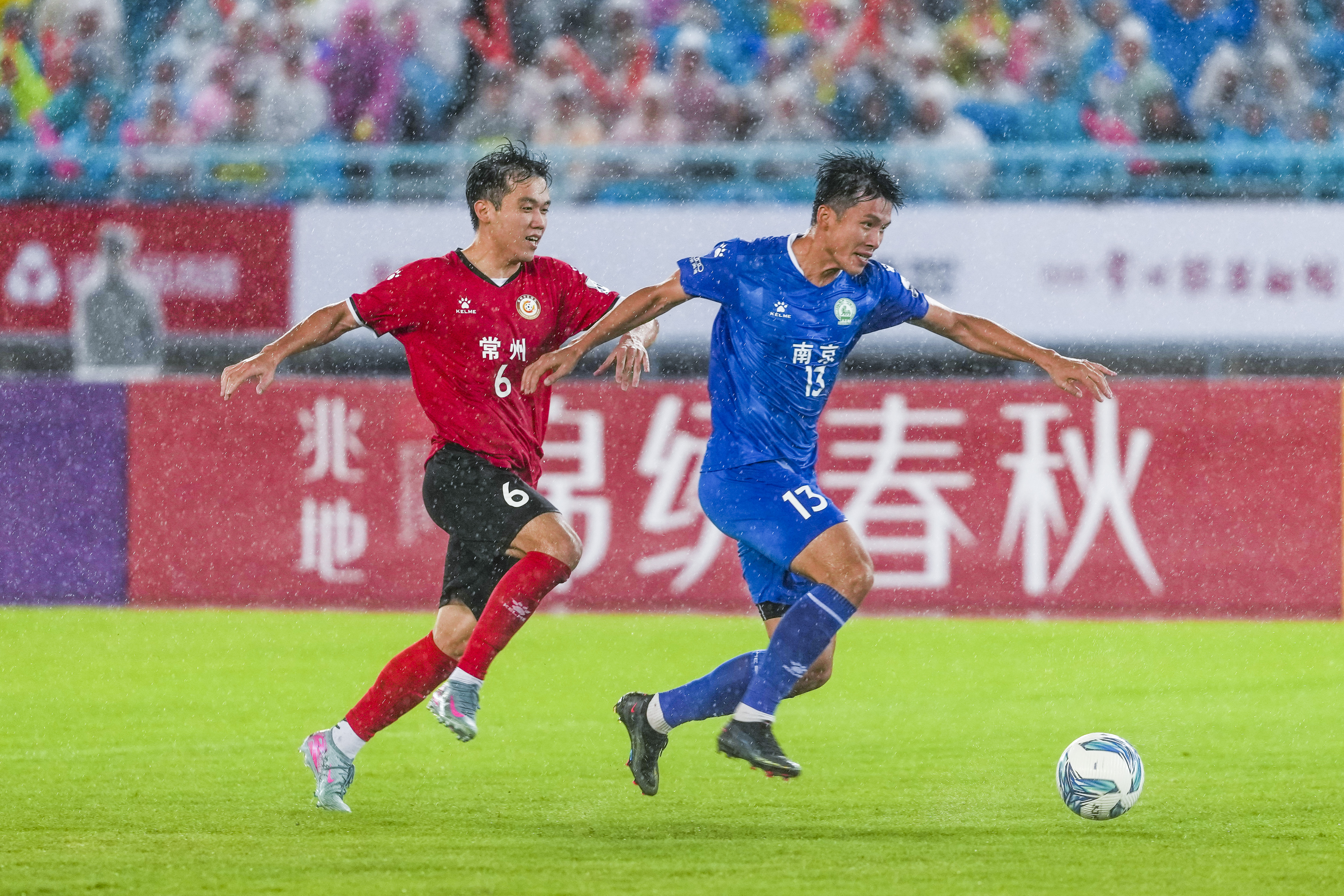 爱游戏官方-江苏队员奋力拼搏，成功击败对手