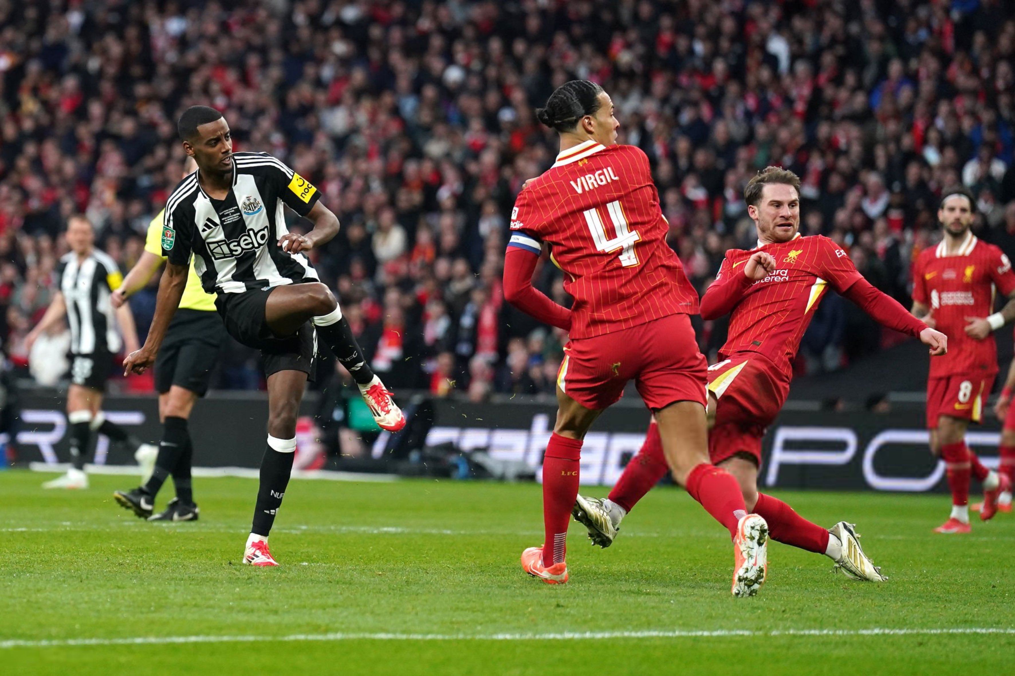 爱游戏-包含罗伯逊造点球，利物浦谨慎应对多层挑战的词条