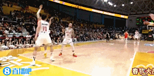 爱游戏大厅-进攻篮下的激烈争夺成为比赛亮点