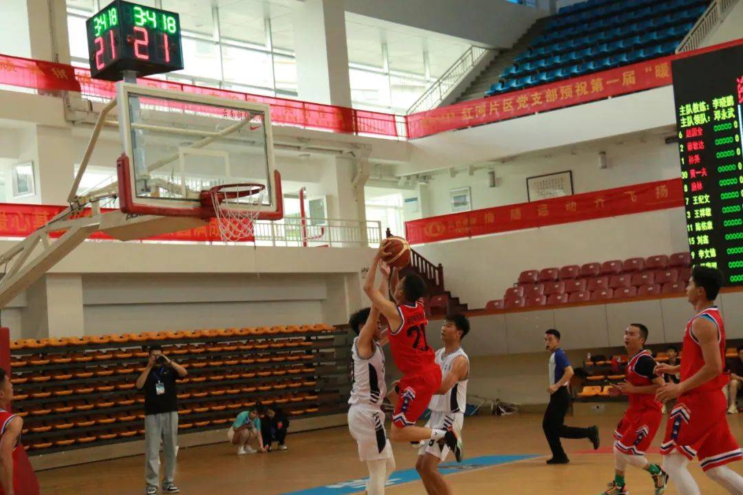 进攻篮下的激烈争夺成为比赛亮点 进攻篮下的激烈争夺成为比赛亮点