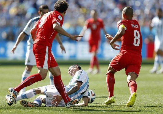 爱游戏体育-白俄罗斯队在欧预赛中遭遇反击，艰难晋级