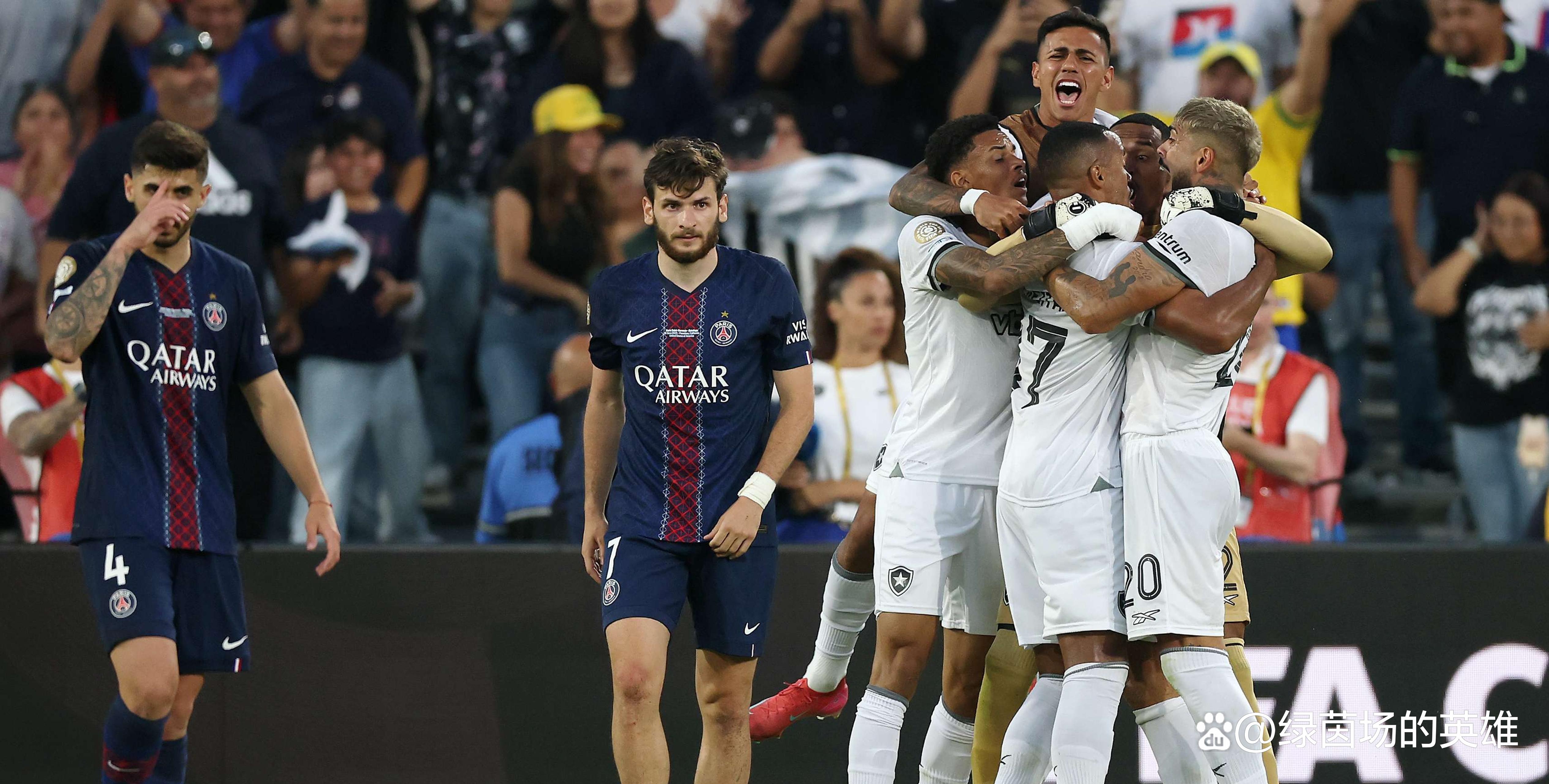 爱游戏在线-巴西传奇球员在一场友谊赛中受到热烈欢迎