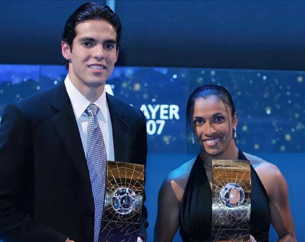 巴西传奇球员在一场友谊赛中受到热烈欢迎