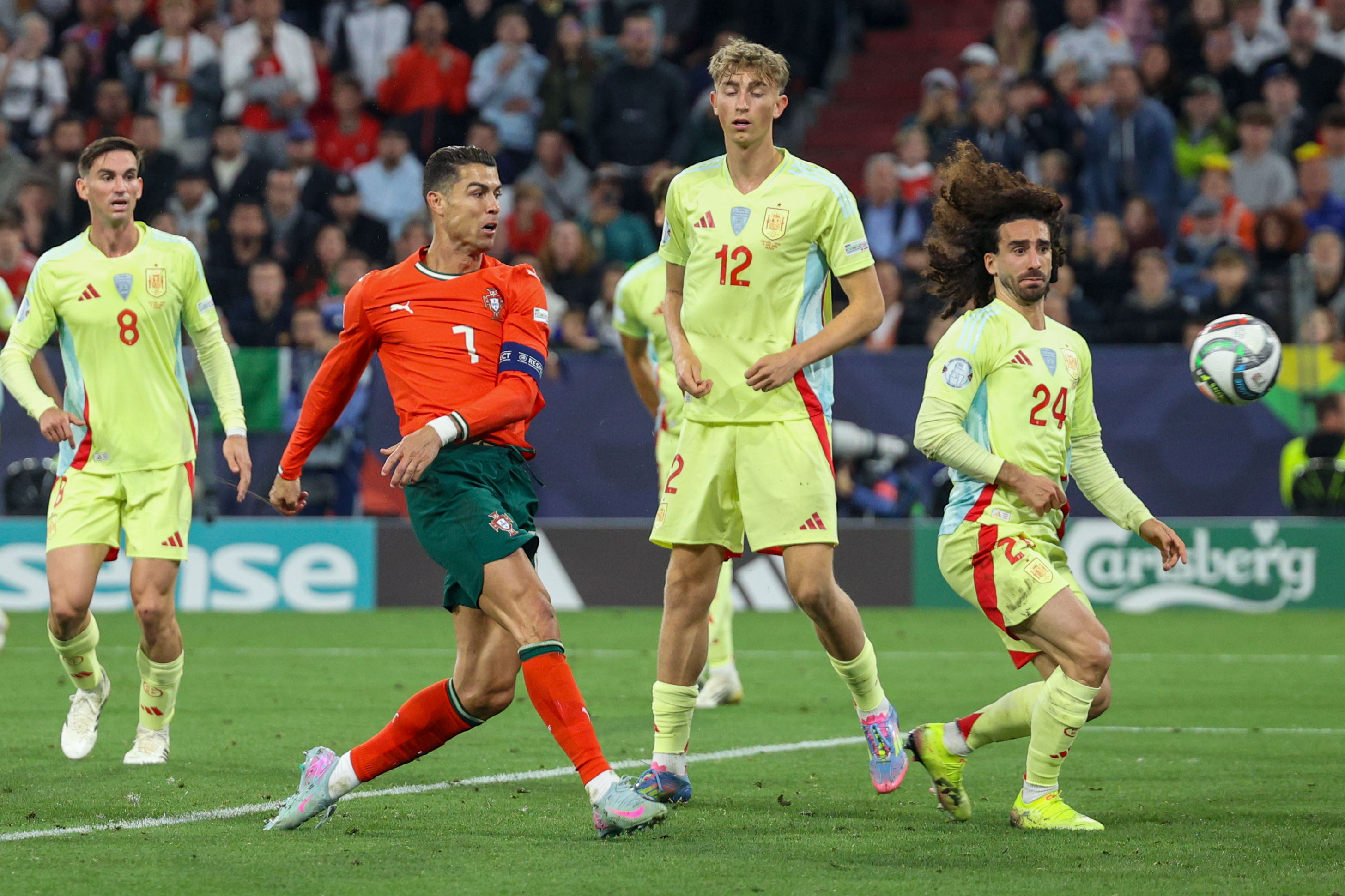 爱游戏tv-欧国联赛中，球员们奋力拼搏争夺荣誉的简单介绍