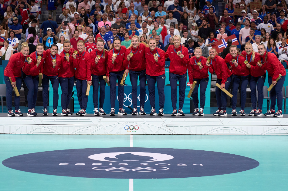 爱游戏体育-包含挪威女足队员备战友谊赛，提升团队凝聚力的词条