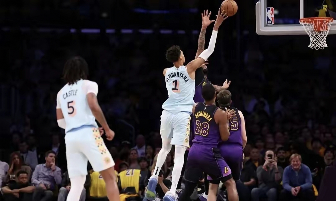 湖人不敌马刺，卫冕之路坎坷