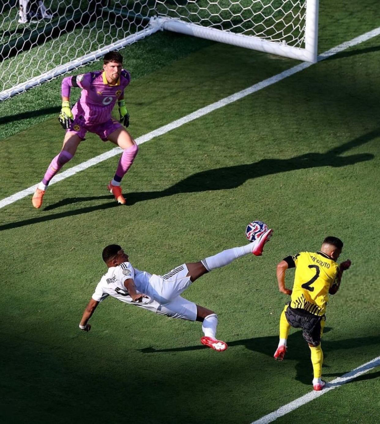 爱游戏官网-足球惊险逆转取胜，粉丝狂欢不已的简单介绍