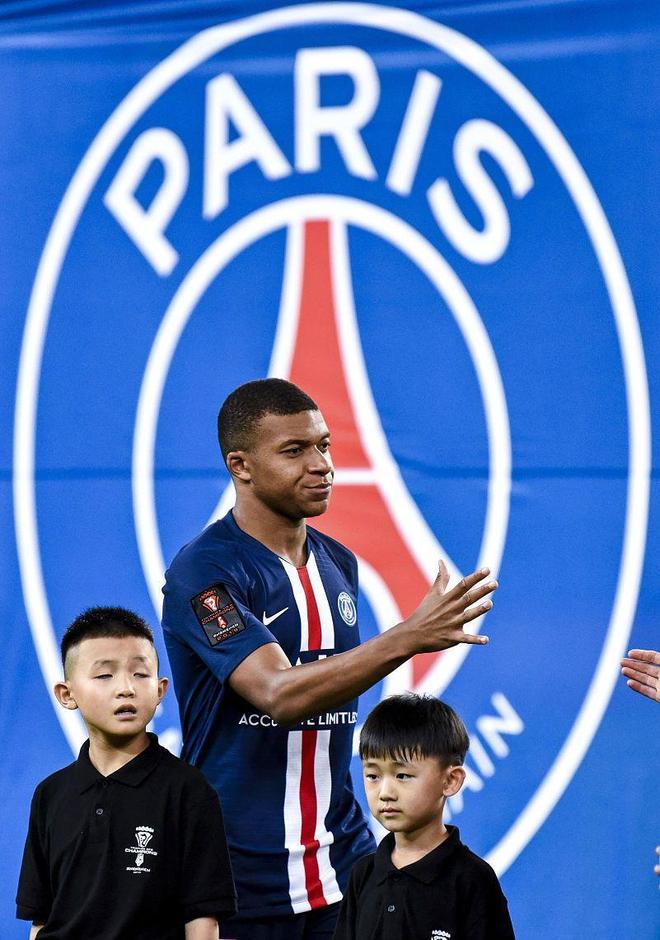 法国队碾压日本队,奥恰洛夫统治全场 法国队碾压日本队,奥恰洛夫统治全场