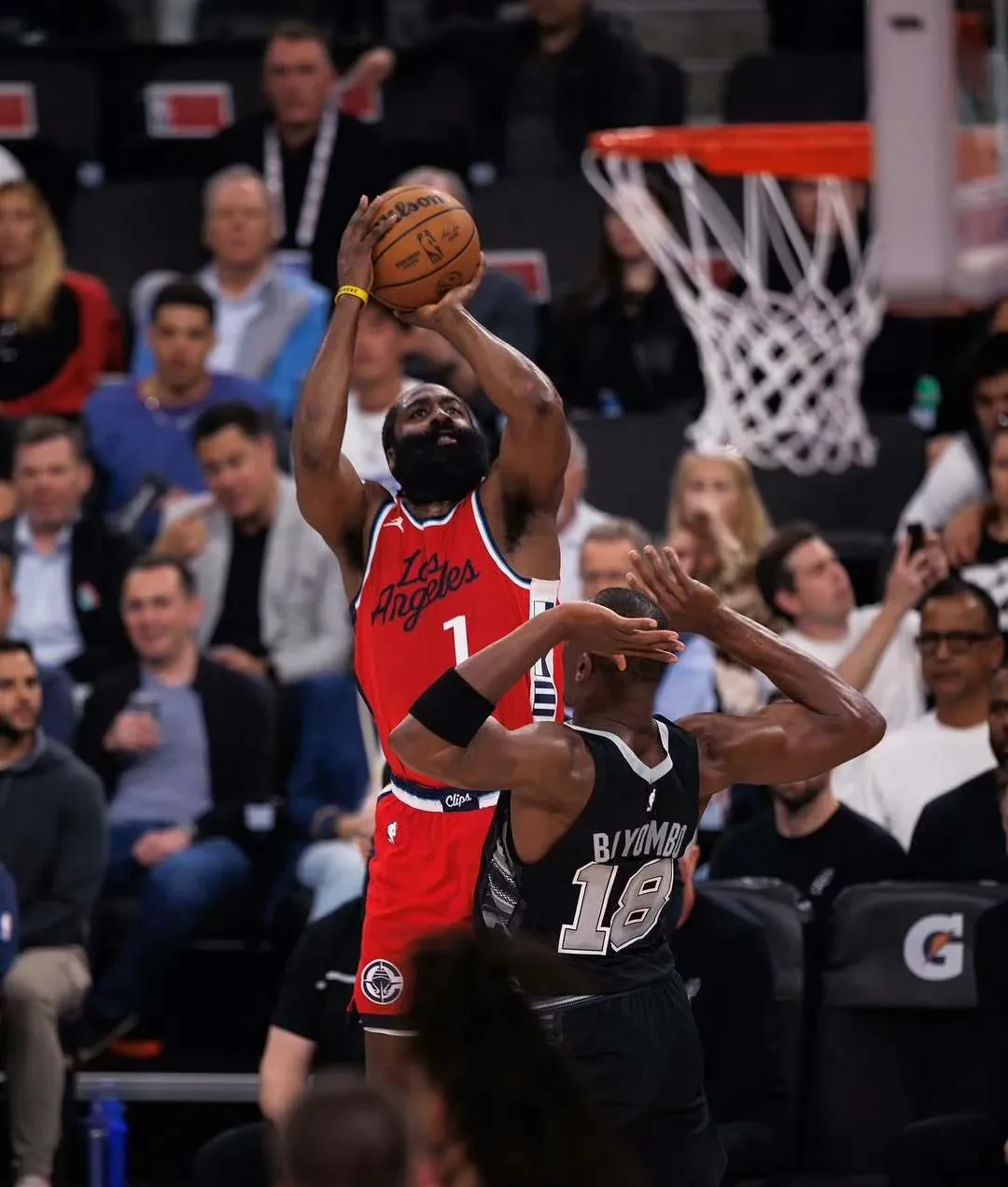 爱游戏tv-湖人险胜公牛,哈登惊艳四座