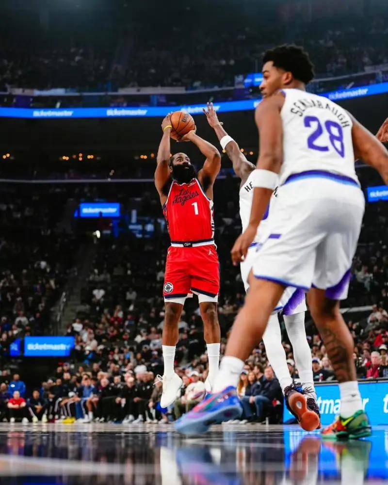 爱游戏官方入口-哈登爆发,新疆队连续得分压制深圳队